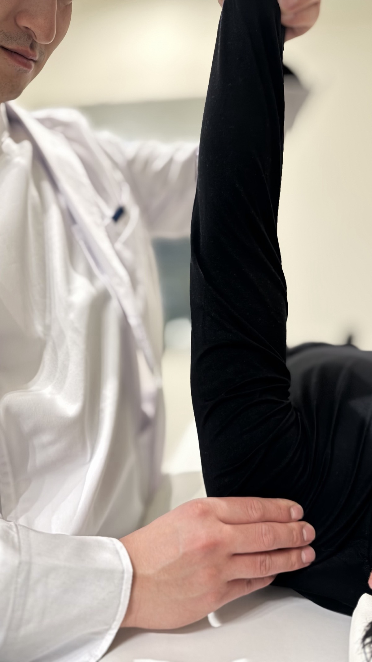 理学療法士による肩の可動域チェック